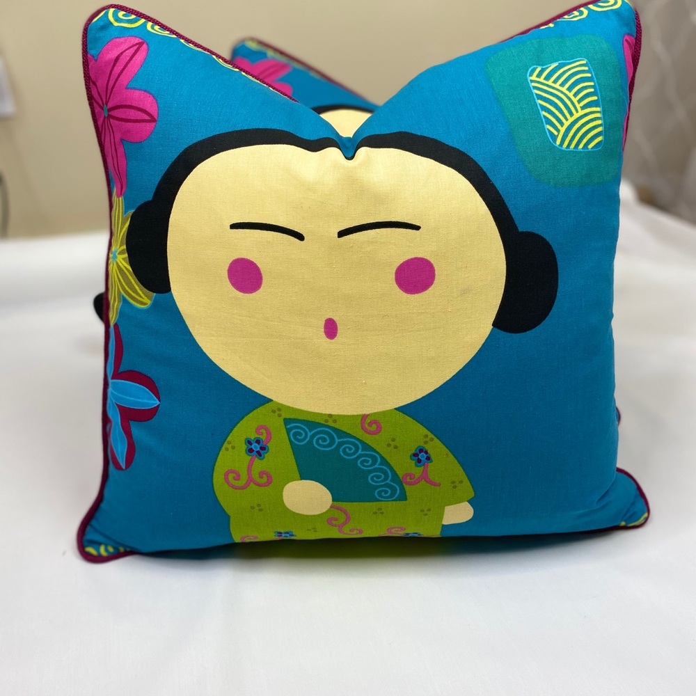 Set of 2 custom pillows .